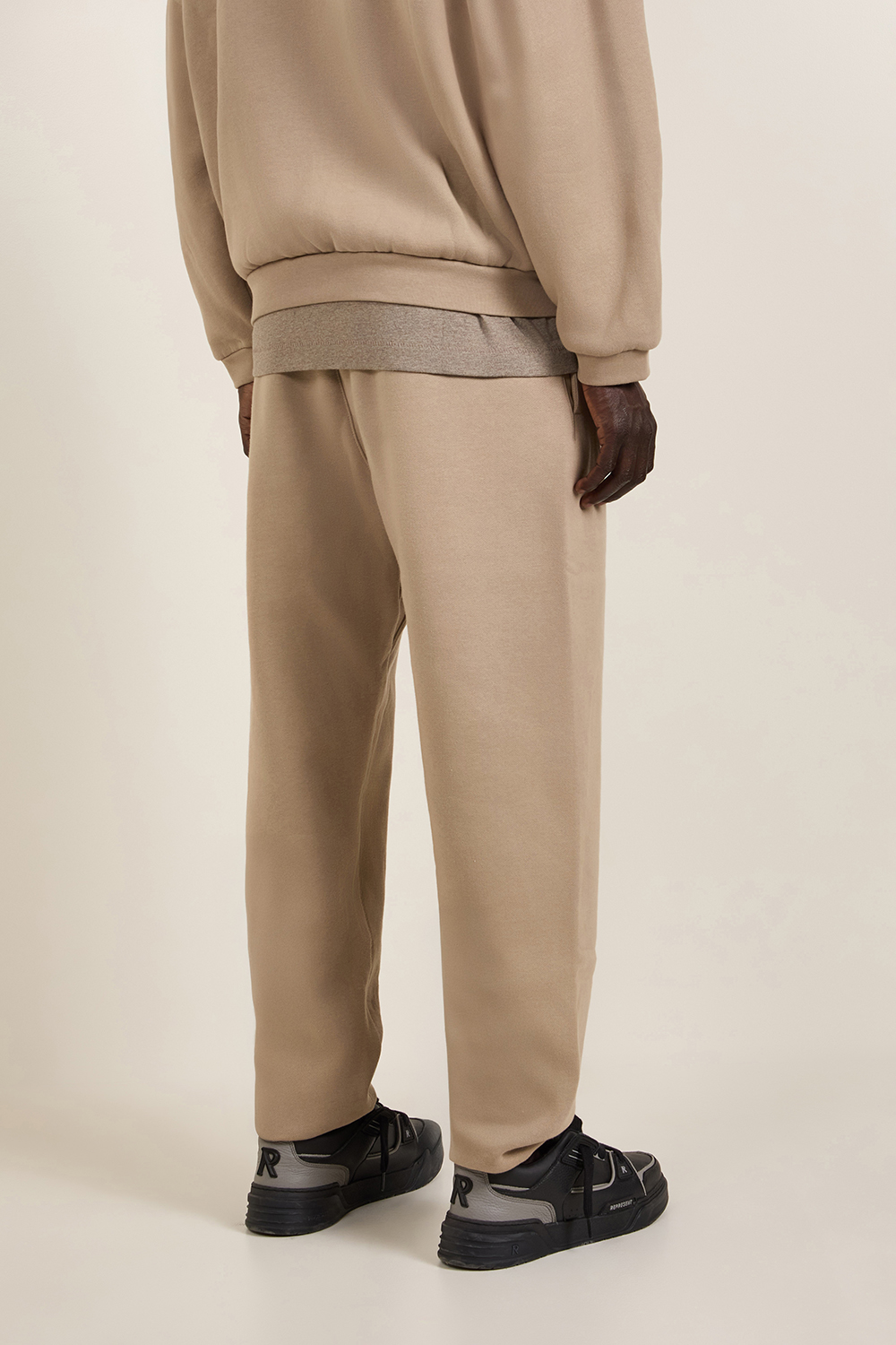 תמונת תקריב דוגמן של מכנסי ג'וג FEAR OF GOD ESSENTIALS
