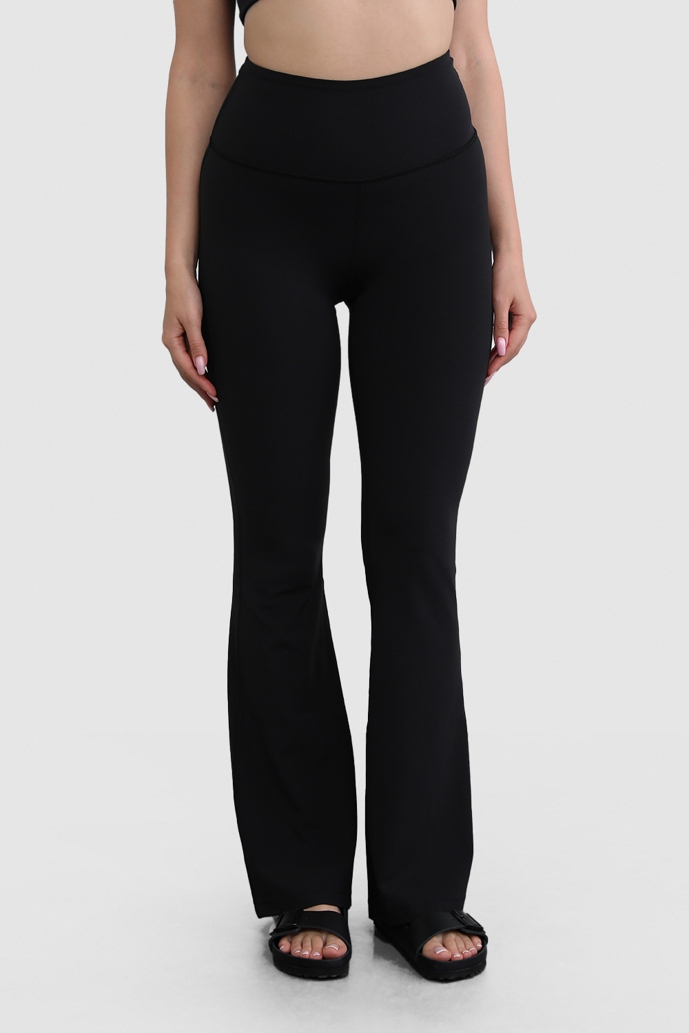 תמונת דוגמן קידמית של Groove Super-High-Rise Flared Pant