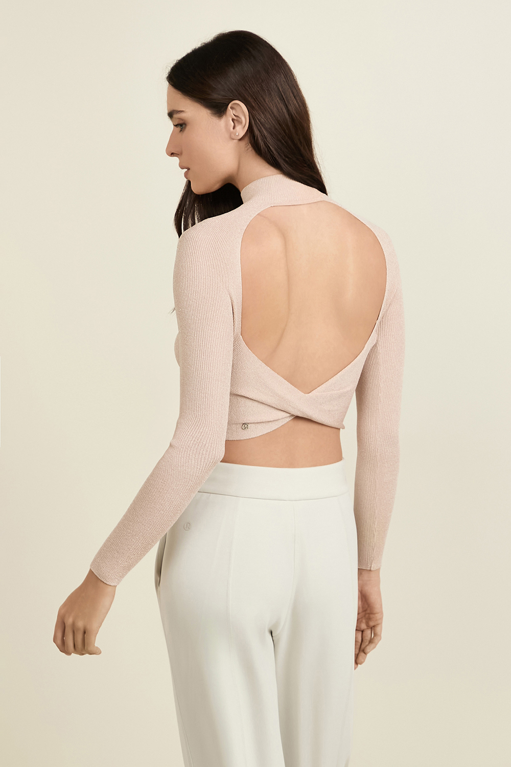 תמונת דוגמן אחורית של Glitter Knit Twist-Back Long Sleeve LULULEMON