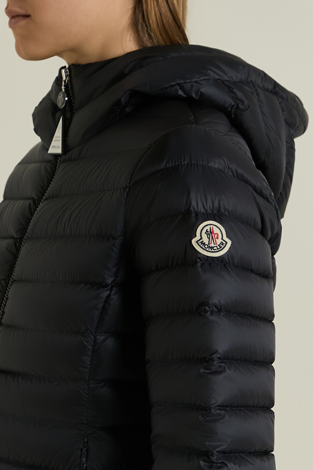 תמונת תקריב דוגמן של מעיל פוך MONCLER