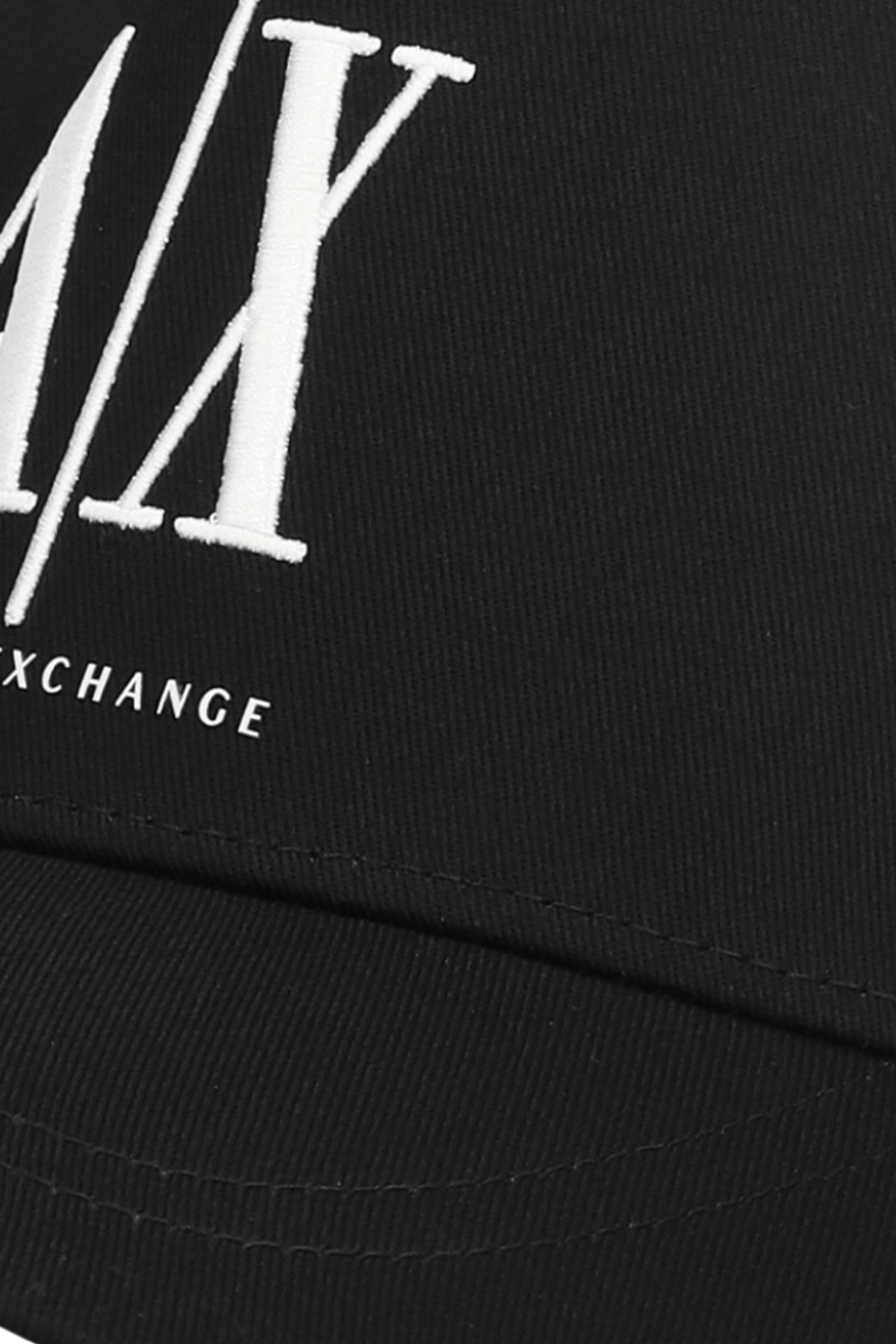 תמונת תקריב של כובע מצחייה ARMANI EXCHANGE