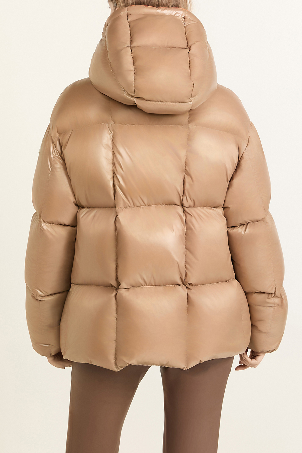 תמונת דוגמן אחורית של מעיל פוך MONCLER