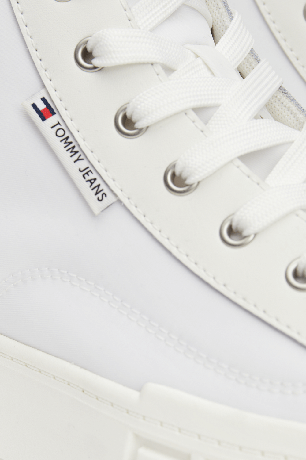 תמונת תקריב של נעלי סניקרס פלטפורמה TOMMY HILFIGER