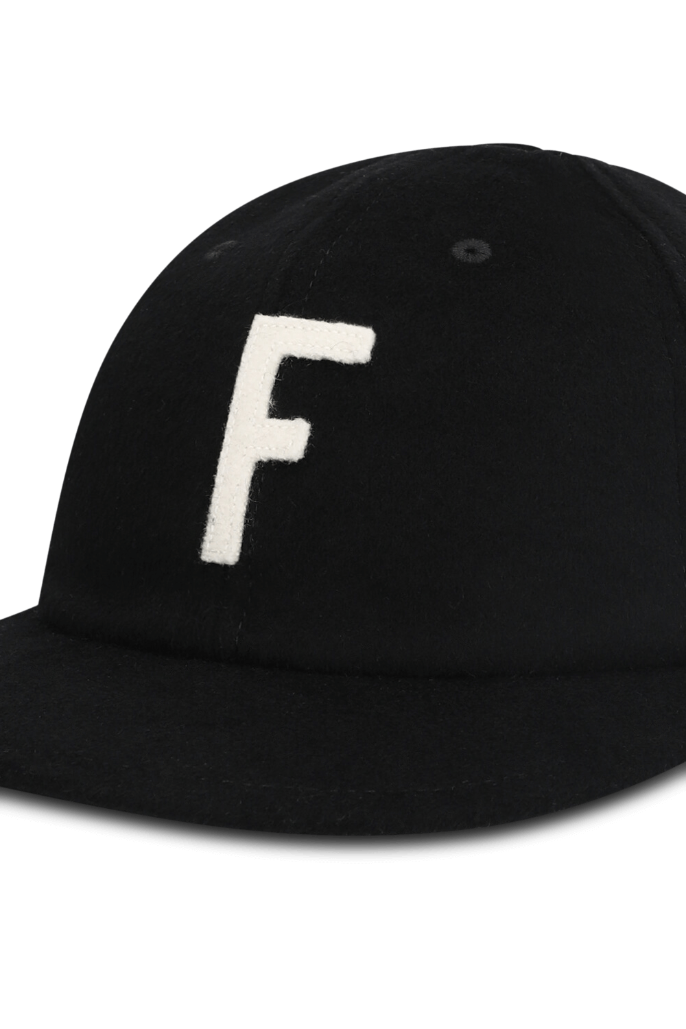 תמונת תקריב של כובע מצחייה FEAR OF GOD