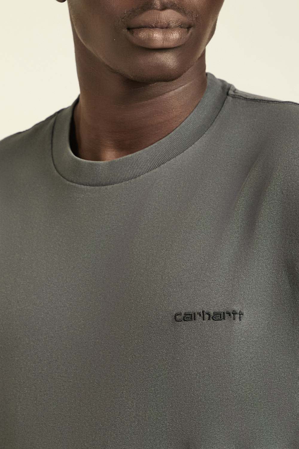תמונת דוגמן אחורית של חולצת טי CARHARTT WIP