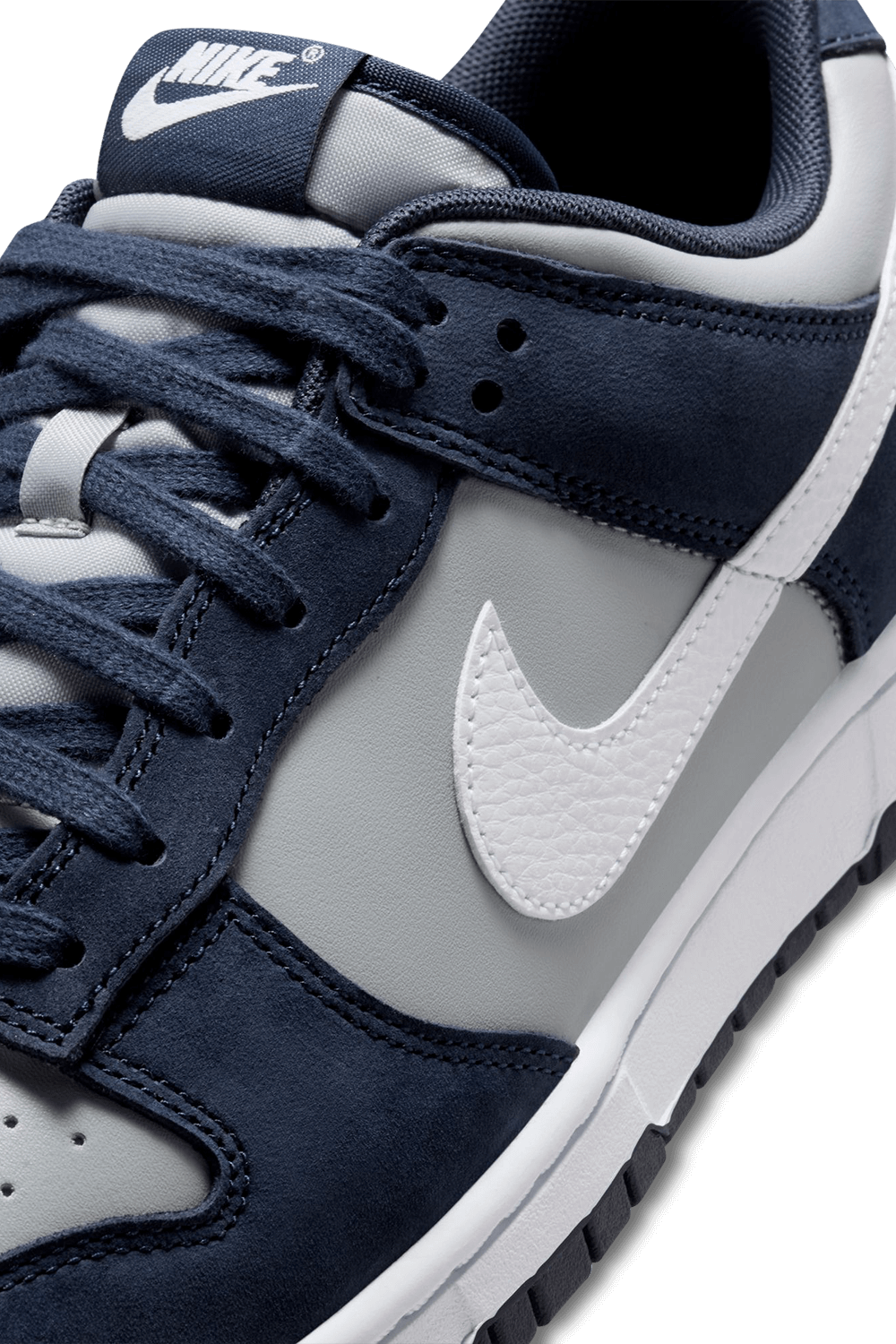 תמונת תקריב של נעלי סניקרס NIKE