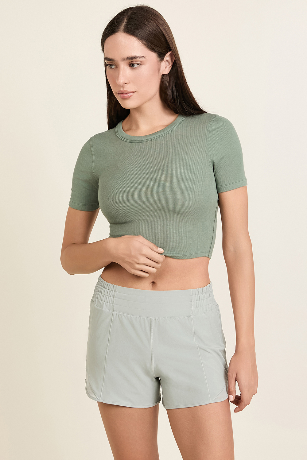 תמונת דוגמן קידמית של Hold Tight Straight Hem Cropped T-Shirt LULULEMON