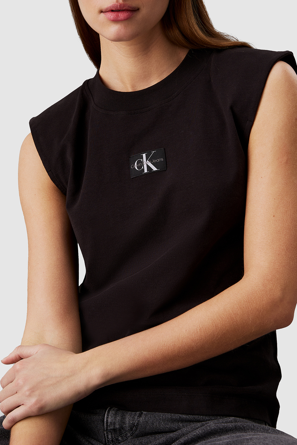 תמונת תקריב דוגמן של גופייה CALVIN KLEIN