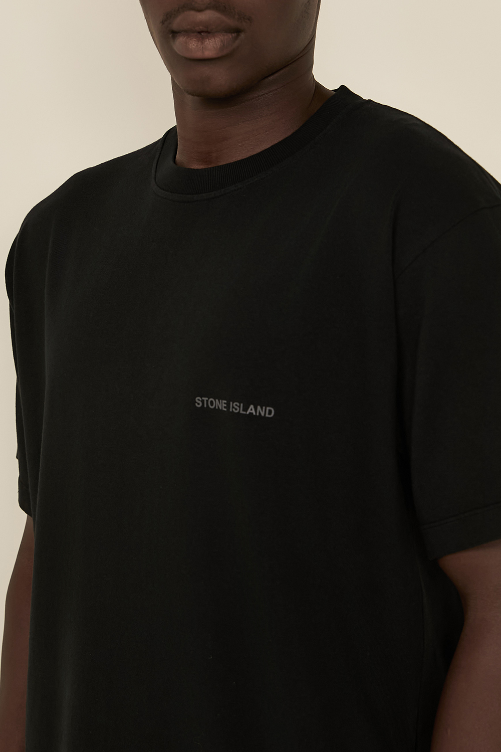 תמונת תקריב דוגמן של חולצת טי עם הדפס בגב STONE ISLAND