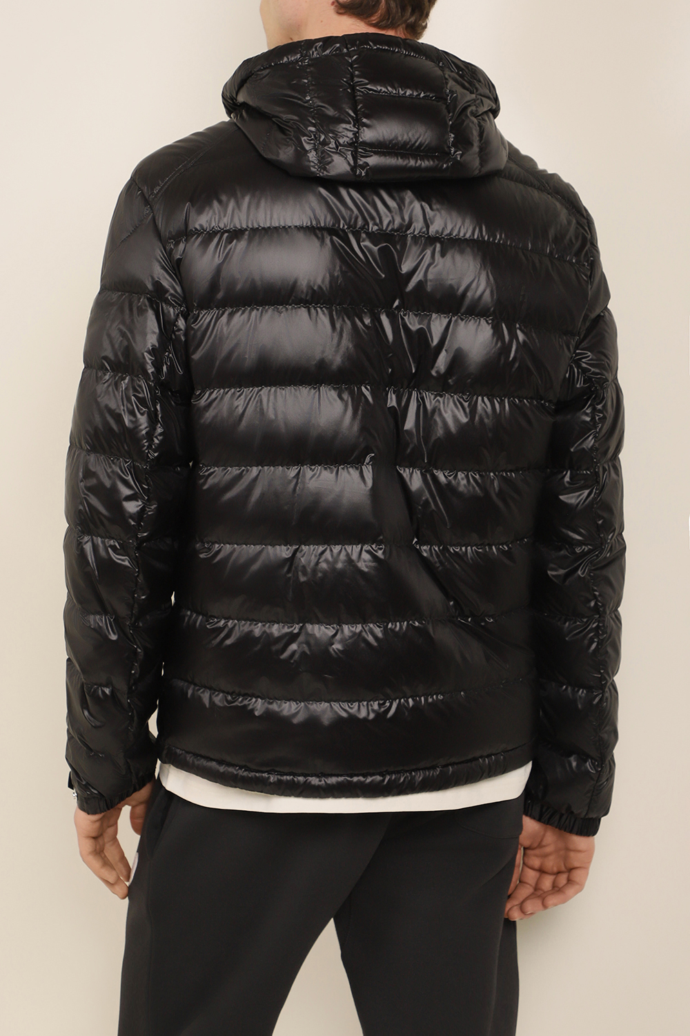 תמונת דוגמן אחורית של מעיל פוך MONCLER