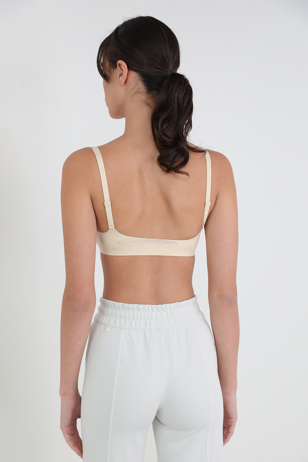תמונת דוגמן אחורית של Wundermost Ultra-Soft Nulu Scoop Neck Brallette