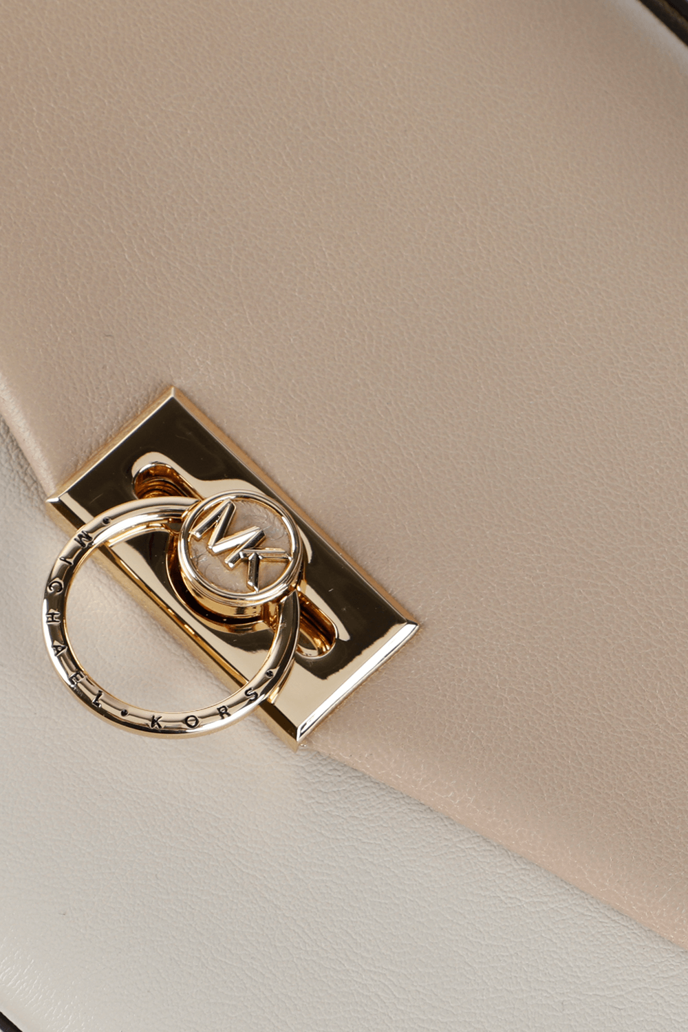 תמונת תקריב של Hendrix MD Two Tone Messenger Bag in Light Sand MICHAEL KORS