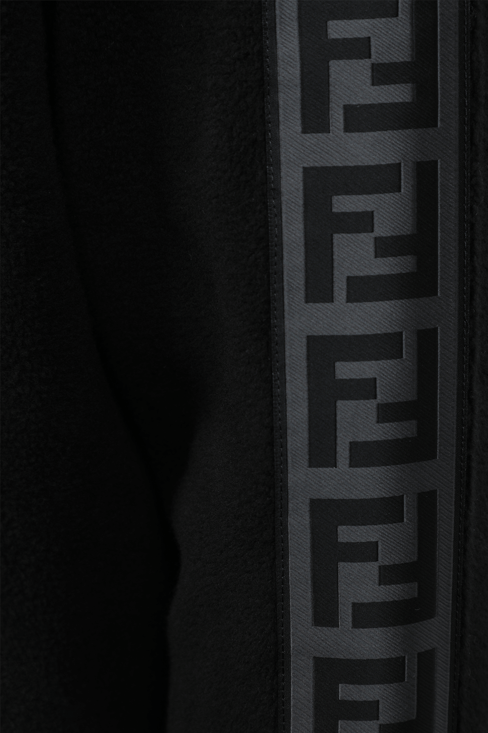 תמונת תקריב של קפוצ'ון שחור עם רוכסן FENDI