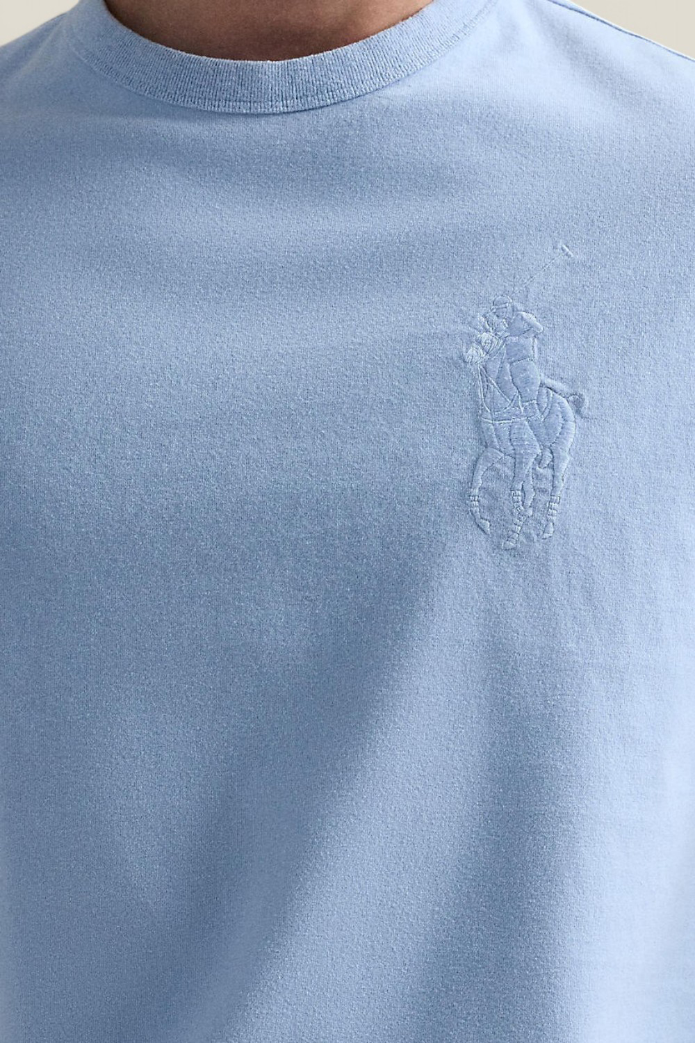 תמונת תקריב דוגמן של חולצת טי POLO RALPH LAUREN