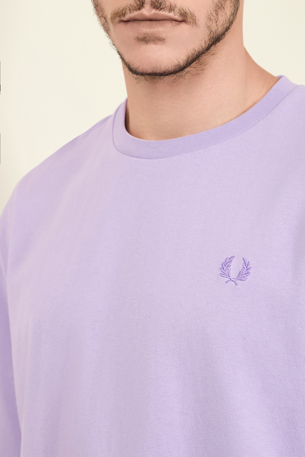 תמונת תקריב דוגמן של חולצת טי FRED PERRY