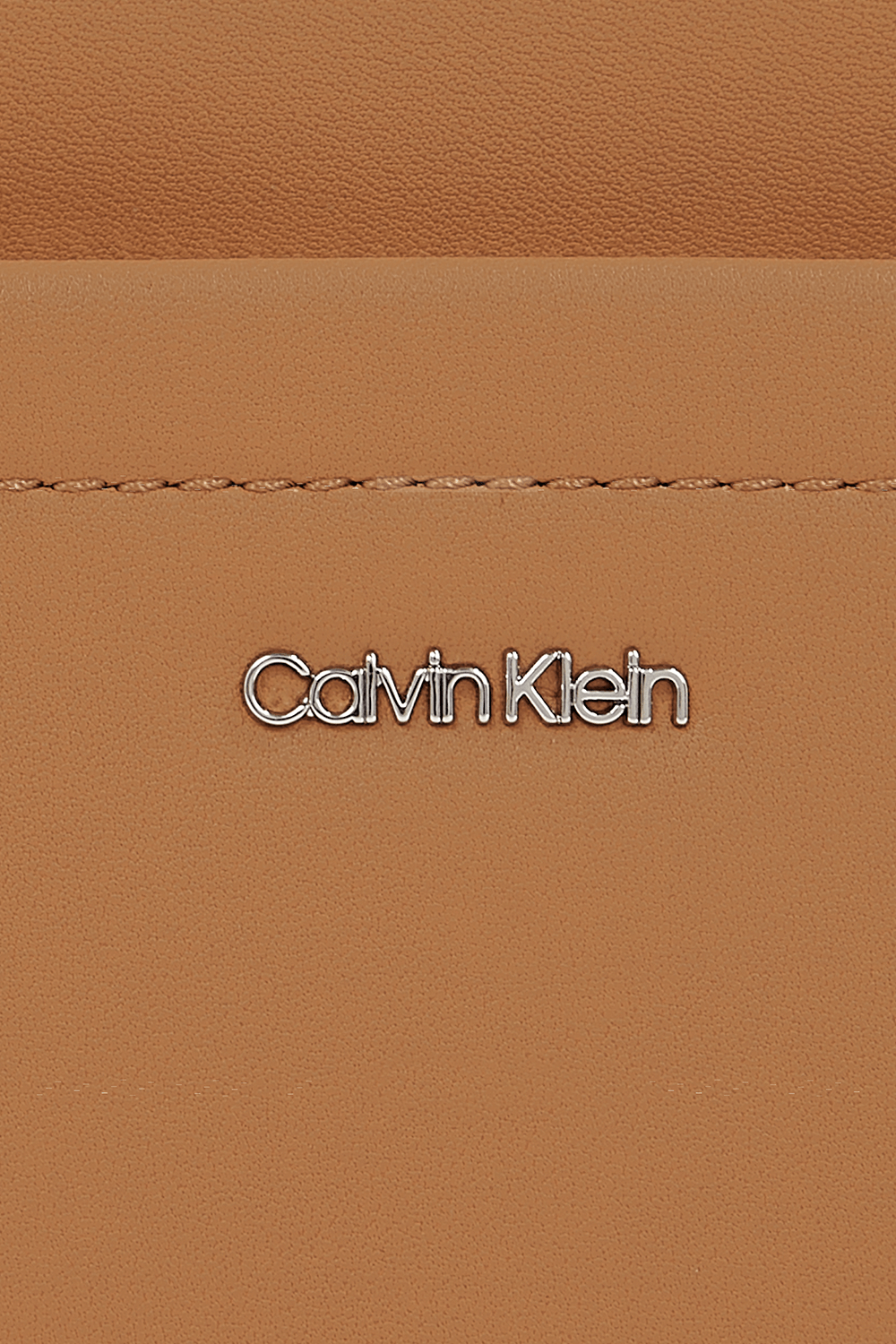תמונת תקריב של תיק קאמרה קרוסבודי CALVIN KLEIN