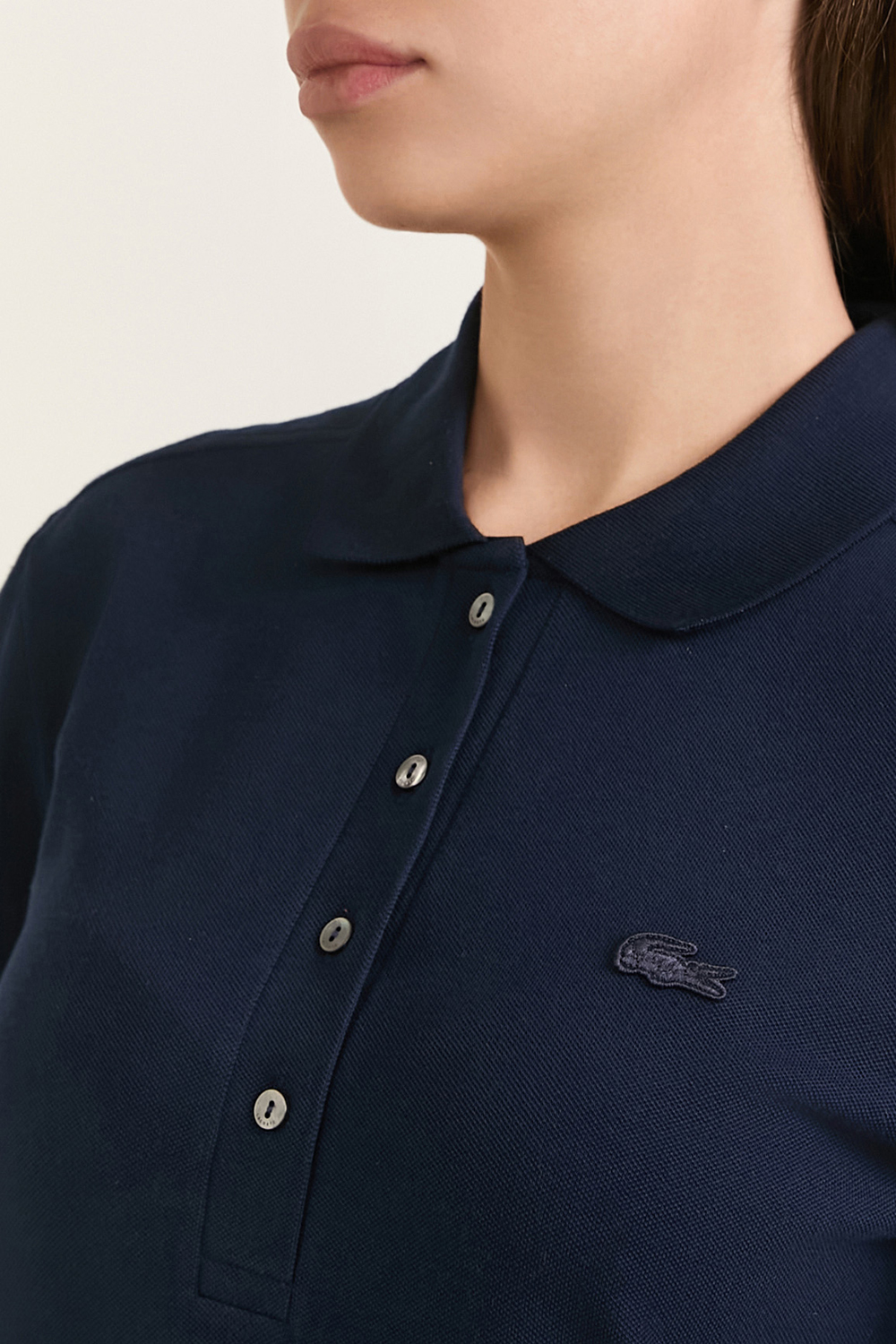 תמונת תקריב דוגמן של שמלת פולו מיני LACOSTE