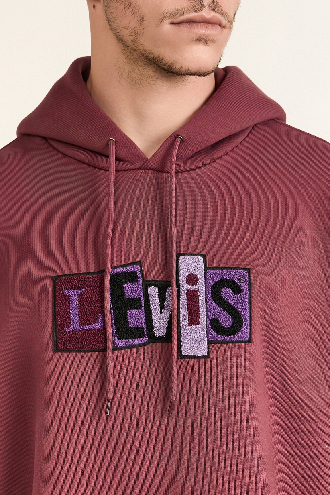 תמונת תקריב דוגמן של סווטשירט קפוצ'ון LEVI`S