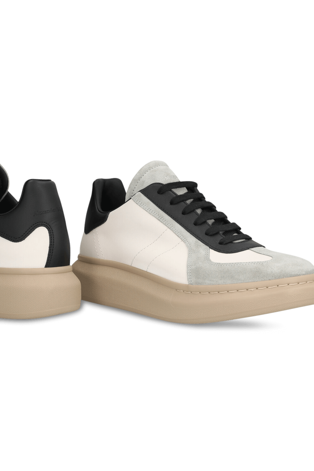 תמונת תקריב של נעלי סניקרס אוברסייז רטרו ALEXANDER MCQUEEN