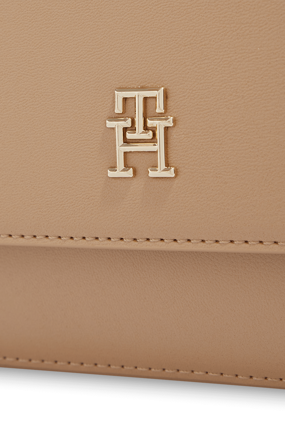 תמונת תקריב של תיק קרוסבודי TOMMY HILFIGER