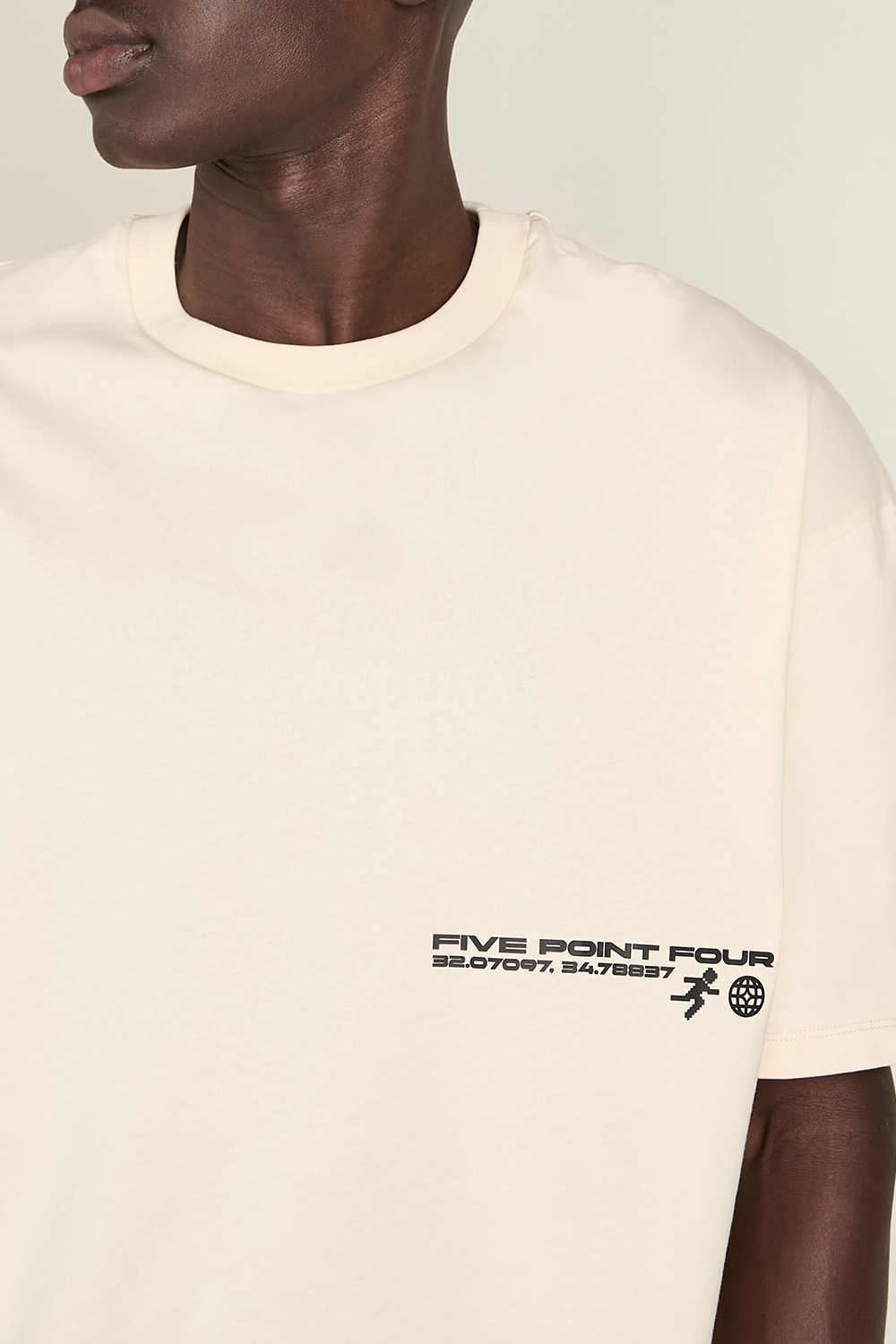 תמונת דוגמן אחורית של חולצת טי FIVE POINT FOUR