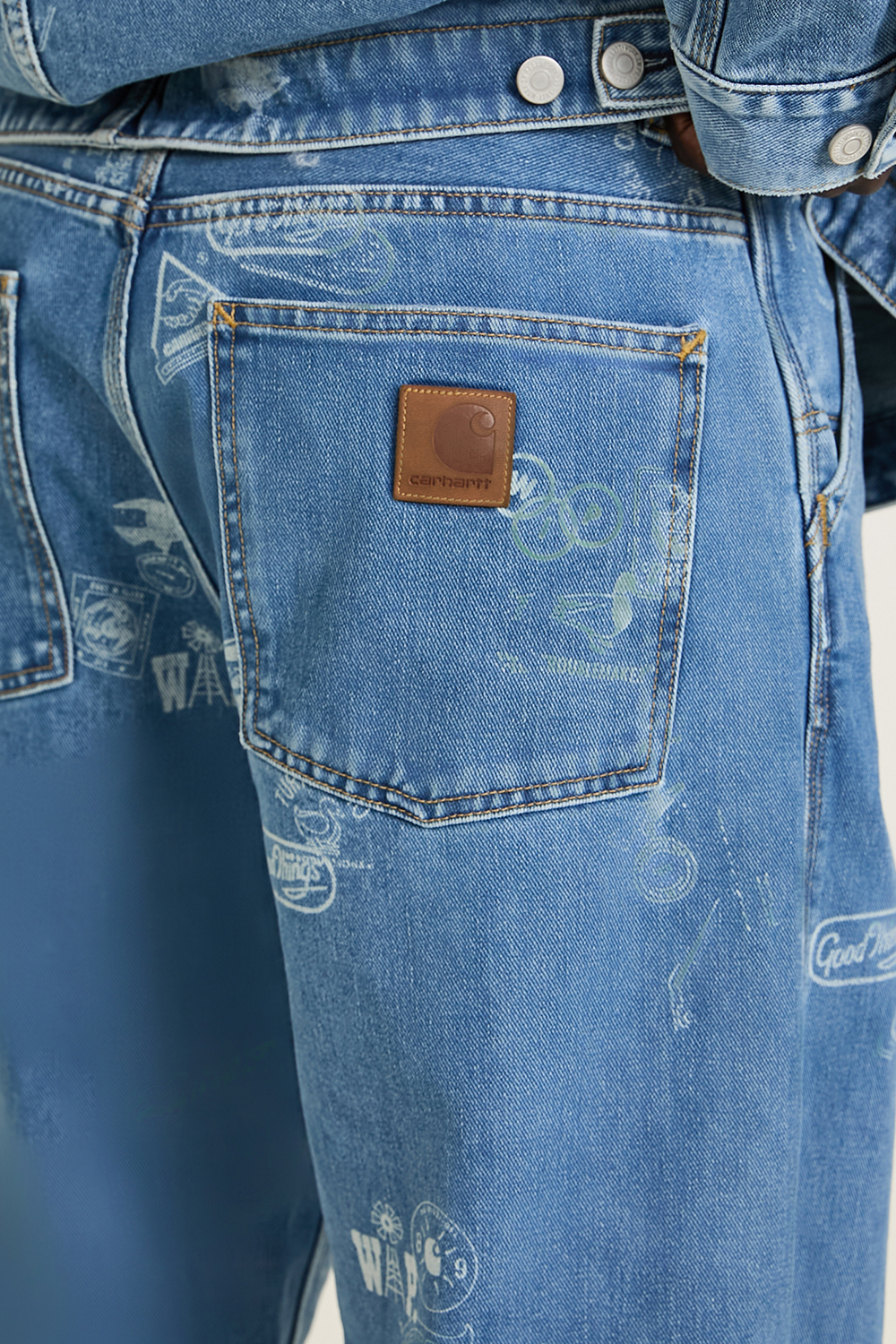 תמונת דוגמן אחורית של מכנסי ג'ינס חותמות CARHARTT WIP