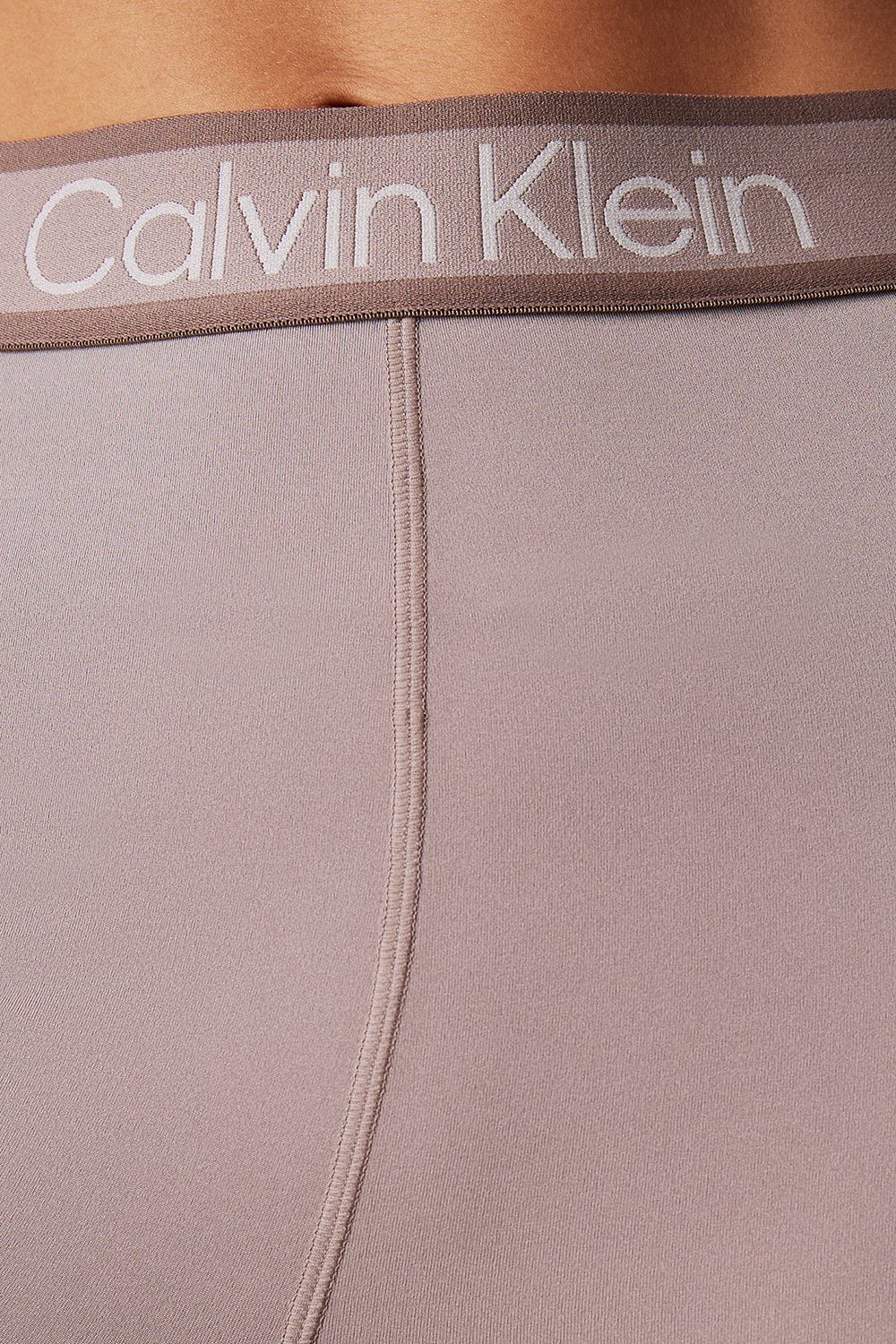 תמונת תקריב דוגמן של מכנסי טייץ CALVIN KLEIN