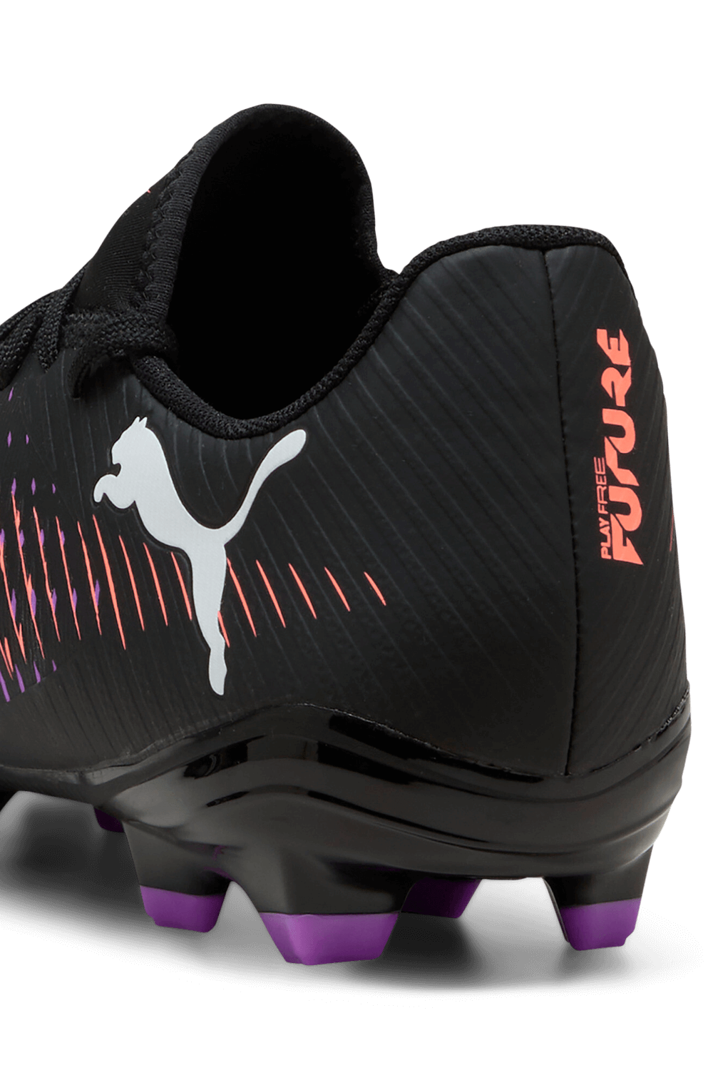 תמונת תקריב של נעלי כדורגל פיוצ'ר 8 PUMA