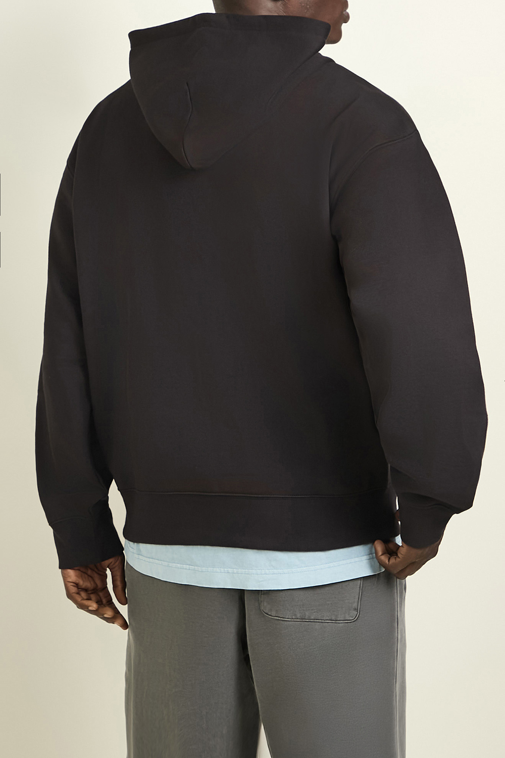 תמונת תקריב דוגמן של סווטשירט קפוצ'ון CARHARTT WIP