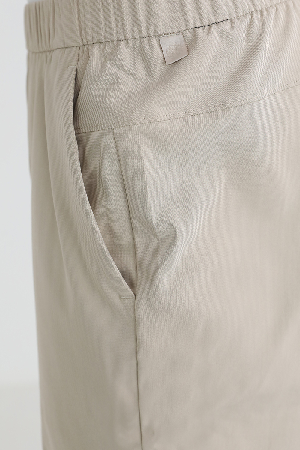 תמונת תקריב דוגמן של ABC Pull-On Pant