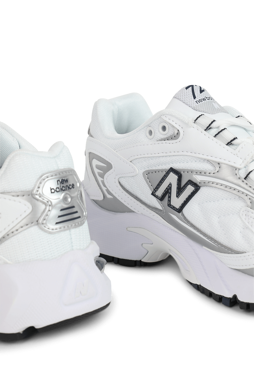 תמונת תקריב של נעלי ספורט 725 בגווני לבן וכסוף NEW BALANCE