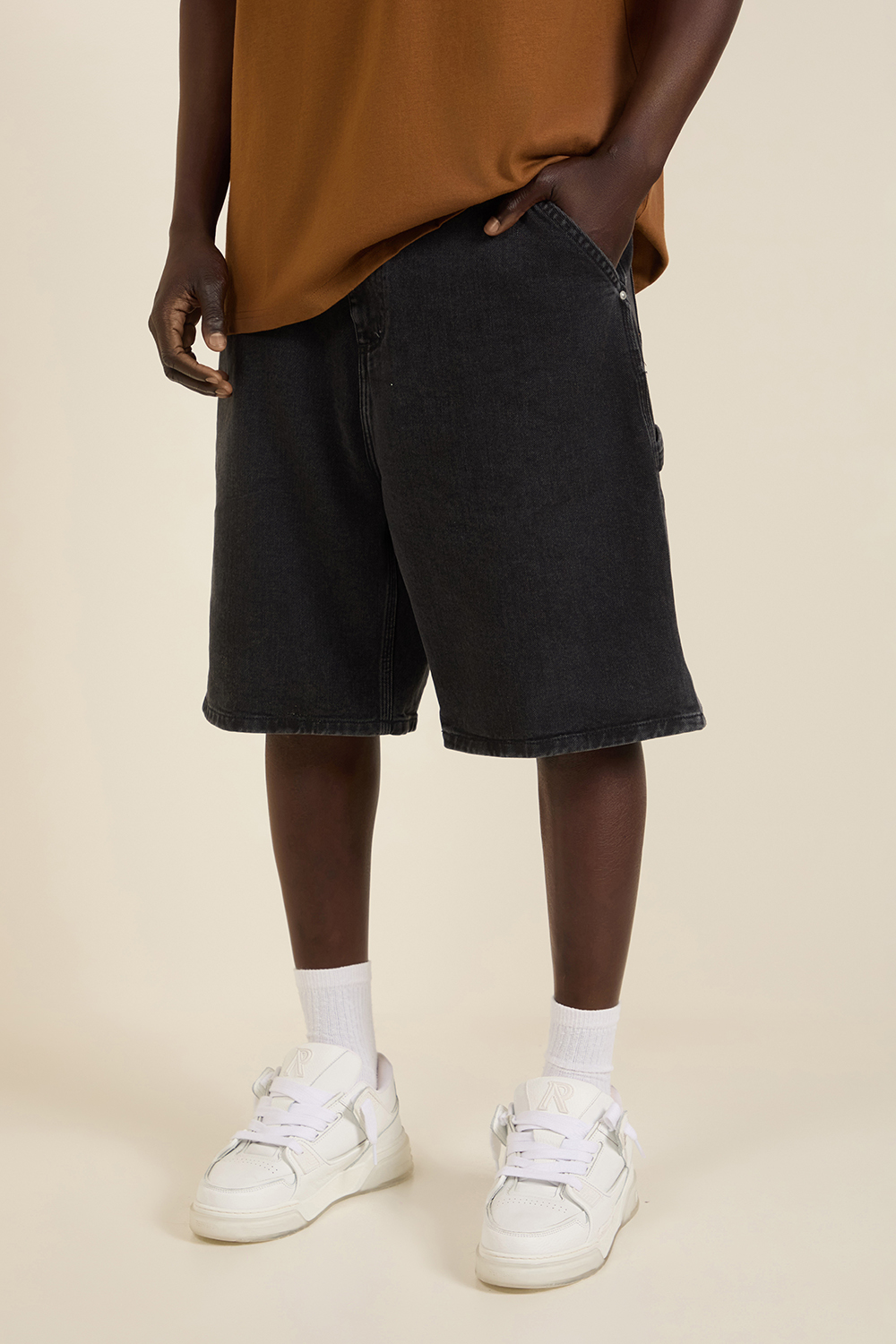 תמונת דוגמן קידמית של מכנסי ברמודה ג'ינס CARHARTT WIP