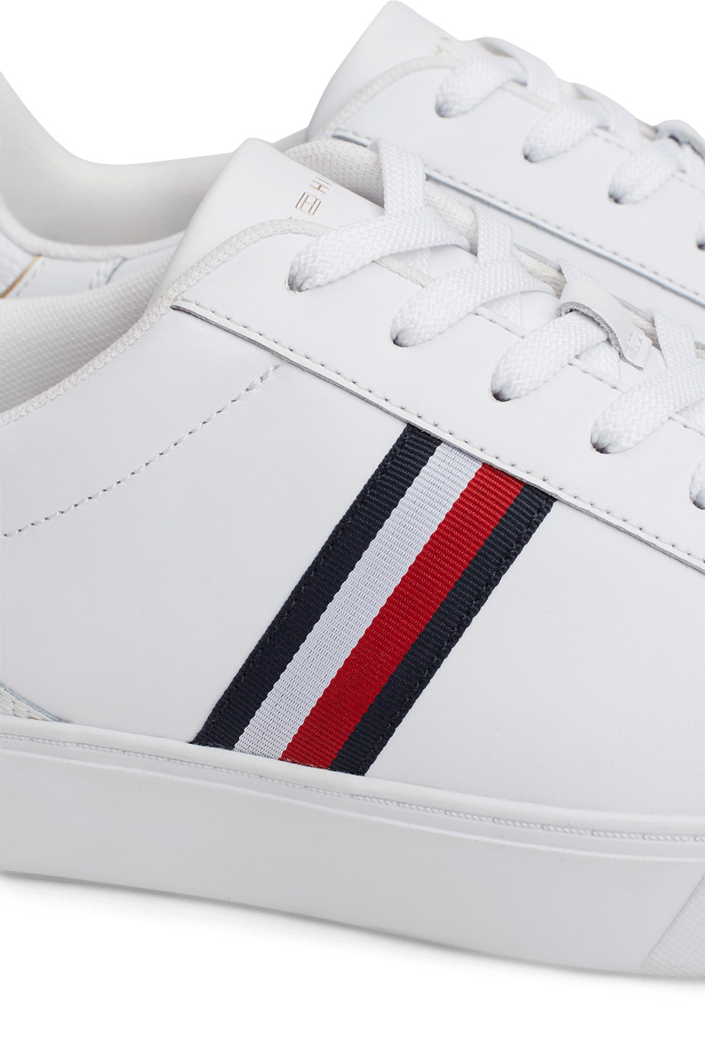 תמונת תקריב של נעלי סניקרס קורט TOMMY HILFIGER