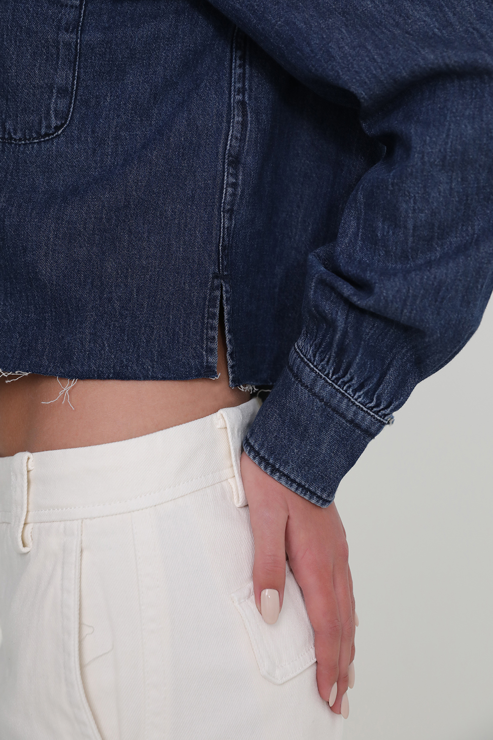 תמונת תקריב דוגמן של חולצת ג'ינס קרופ RAG & BONE