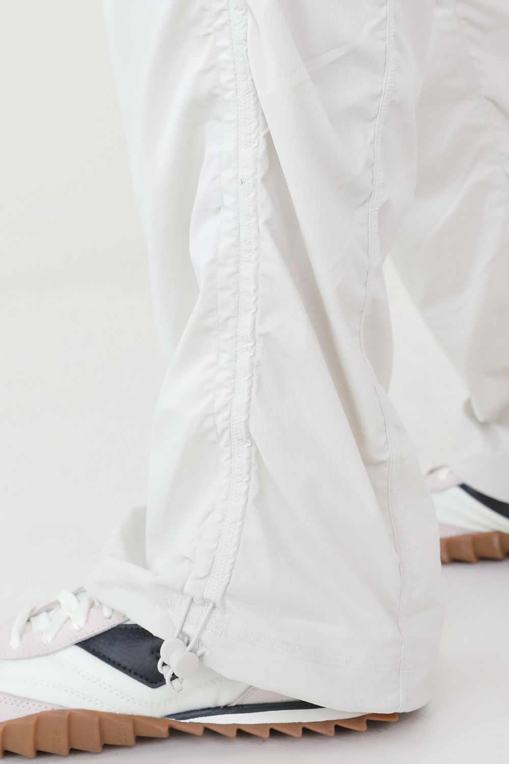 תמונת תקריב דוגמן של Dance Studio Relaxed-Fit Mid-Rise Cargo Jogger LULULEMON