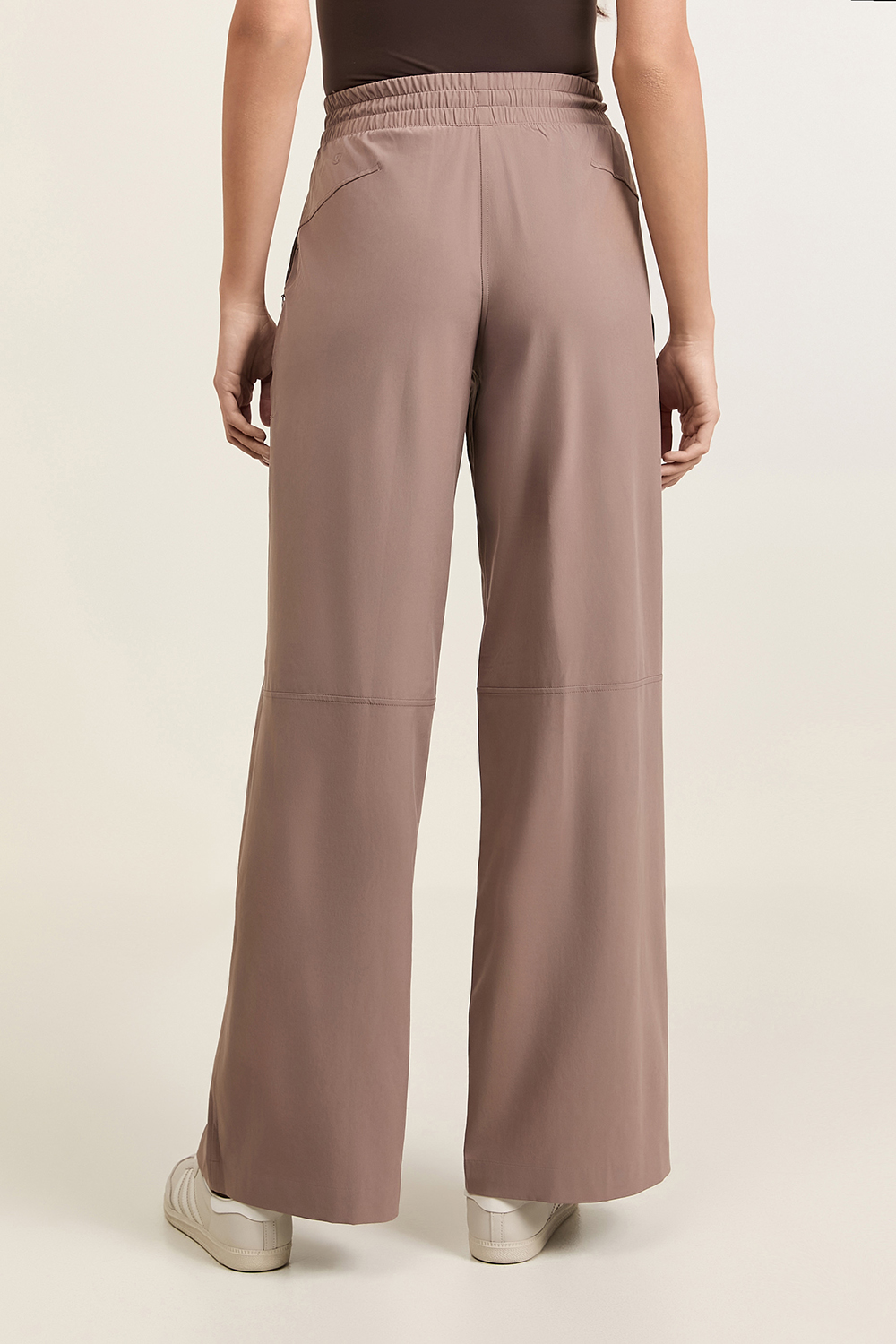 תמונת דוגמן אחורית של Swift Mid-Rise Wide-Leg Pant
