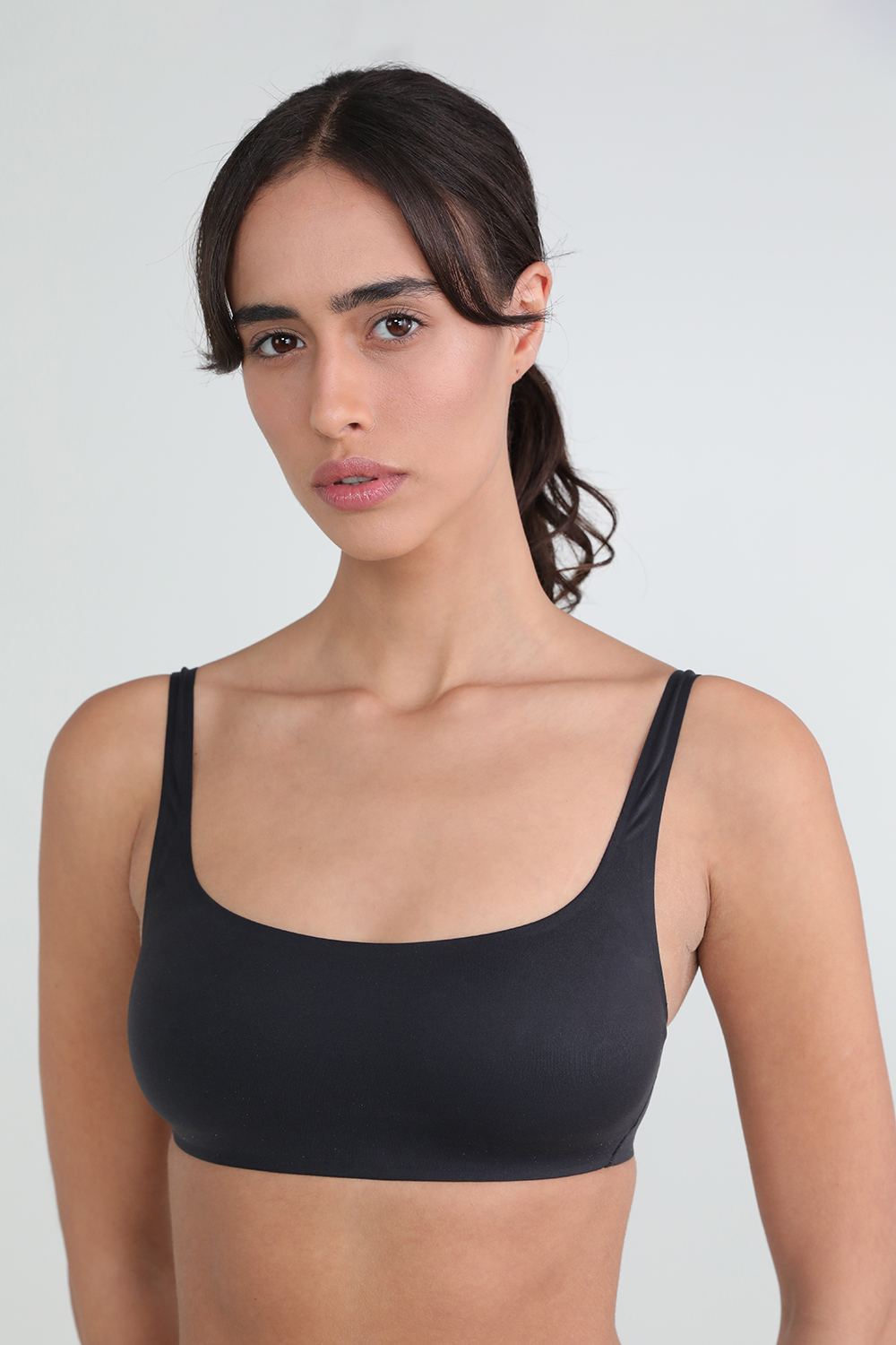 תמונת דוגמן קידמית של Wundermost Ultra-Soft Nulu Scoop Neck Brallette