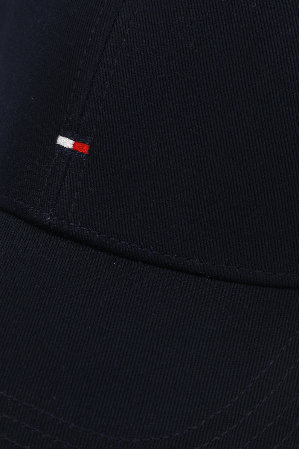 תמונת תקריב של כוב מצחייה TOMMY HILFIGER