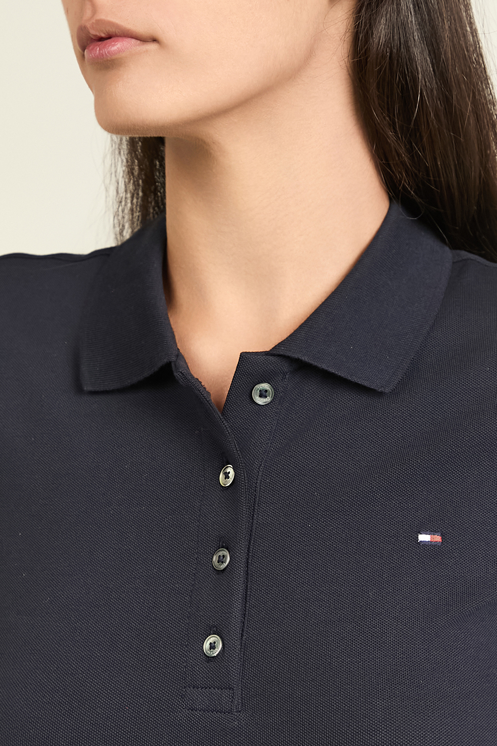 תמונת תקריב דוגמן של חולצת פולו סלים פיט TOMMY HILFIGER