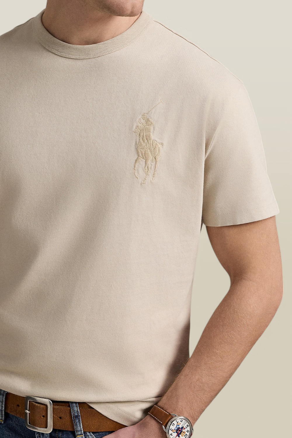 תמונת תקריב דוגמן של חולצת טי POLO RALPH LAUREN