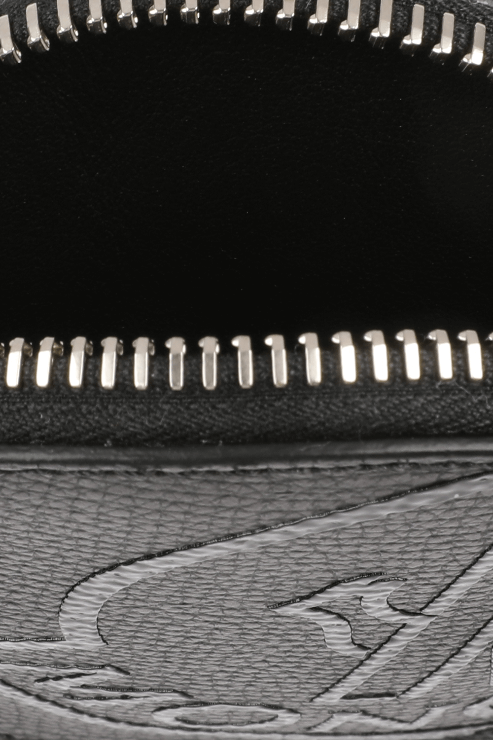 תמונת פנים של ארנק מטבעות שחור מעור עם רצועה MONCLER