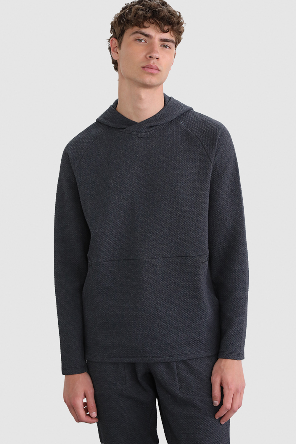 תמונת דוגמן קידמית של At Ease Hoodie