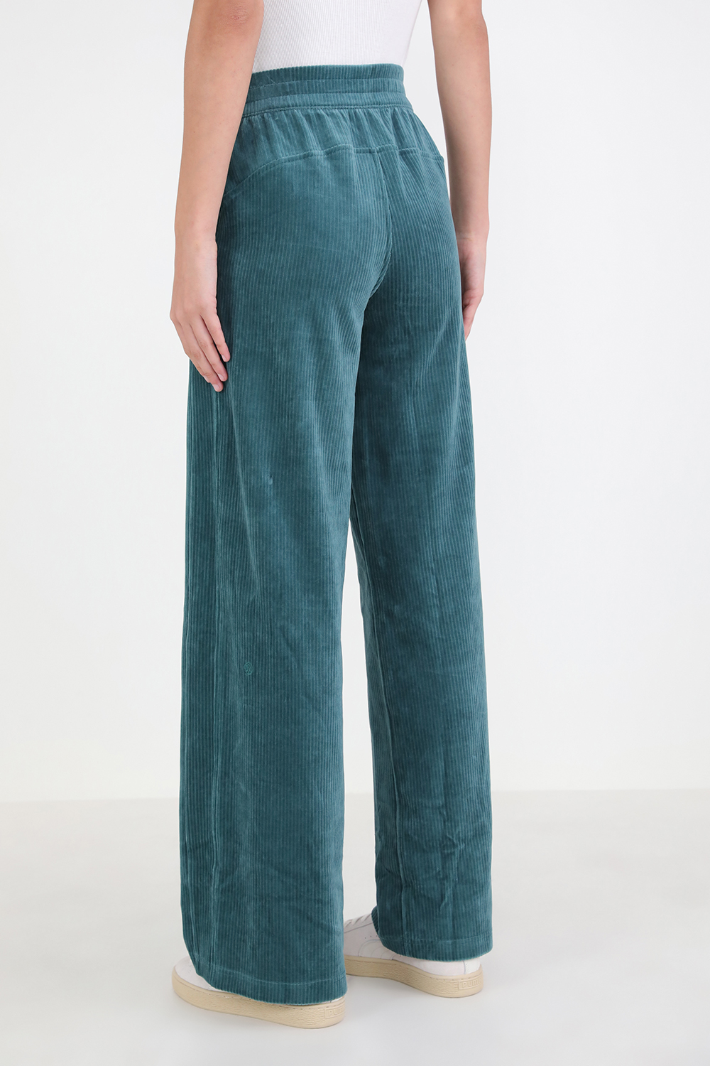 תמונת דוגמן אחורית של Scuba Mid-Rise Wide-Leg Velvet Cord LULULEMON
