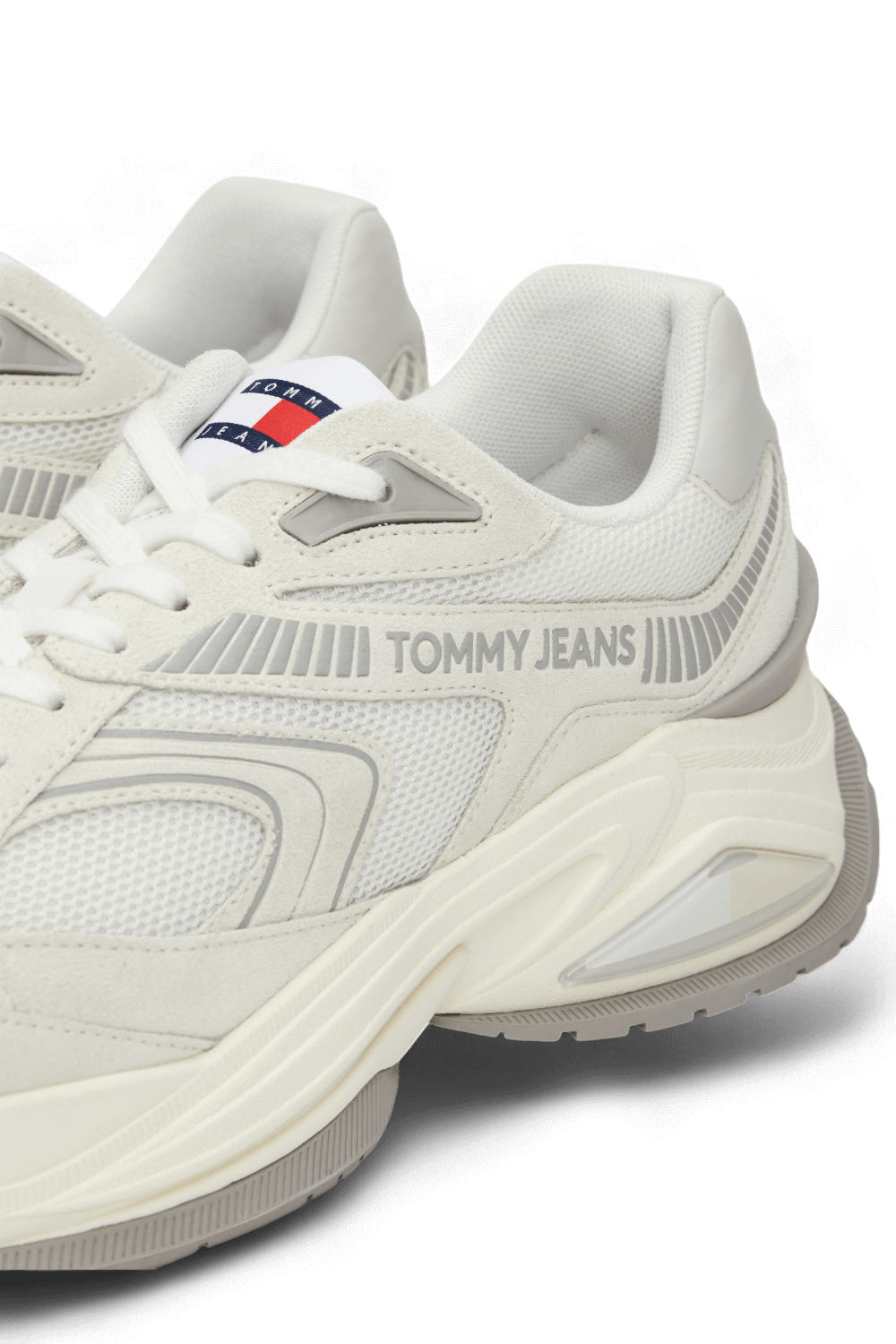 תמונת תקריב של נעלי סניקרס TOMMY HILFIGER