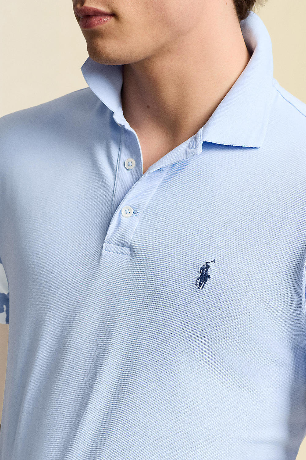 תמונת תקריב דוגמן של חולצת פולו קצרה סלים פיט POLO RALPH LAUREN
