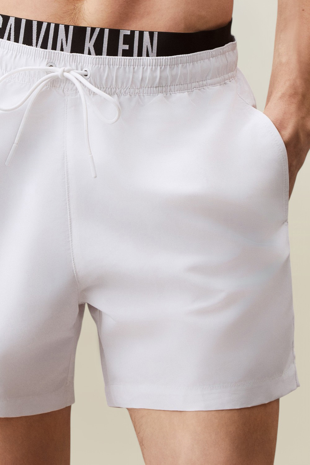 תמונת תקריב דוגמן של מכנסי בגד ים CALVIN KLEIN