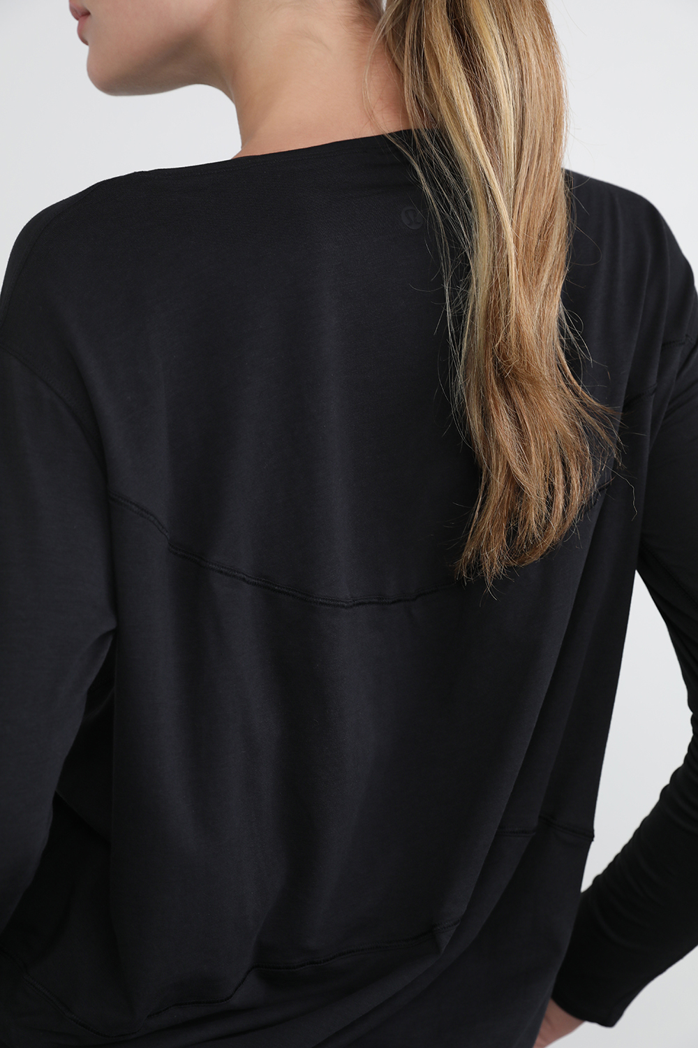 תמונת תקריב דוגמן של Back in Action Long-Sleeve Shirt