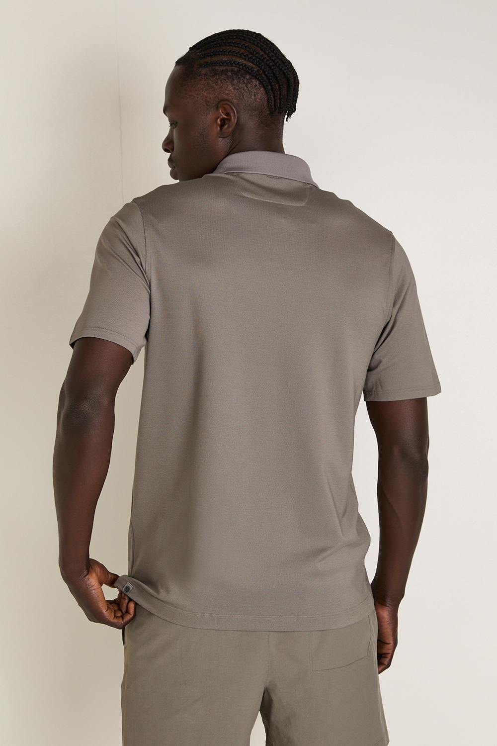 תמונת דוגמן אחורית של Evolution Short-Sleeve Polo Pique LULULEMON