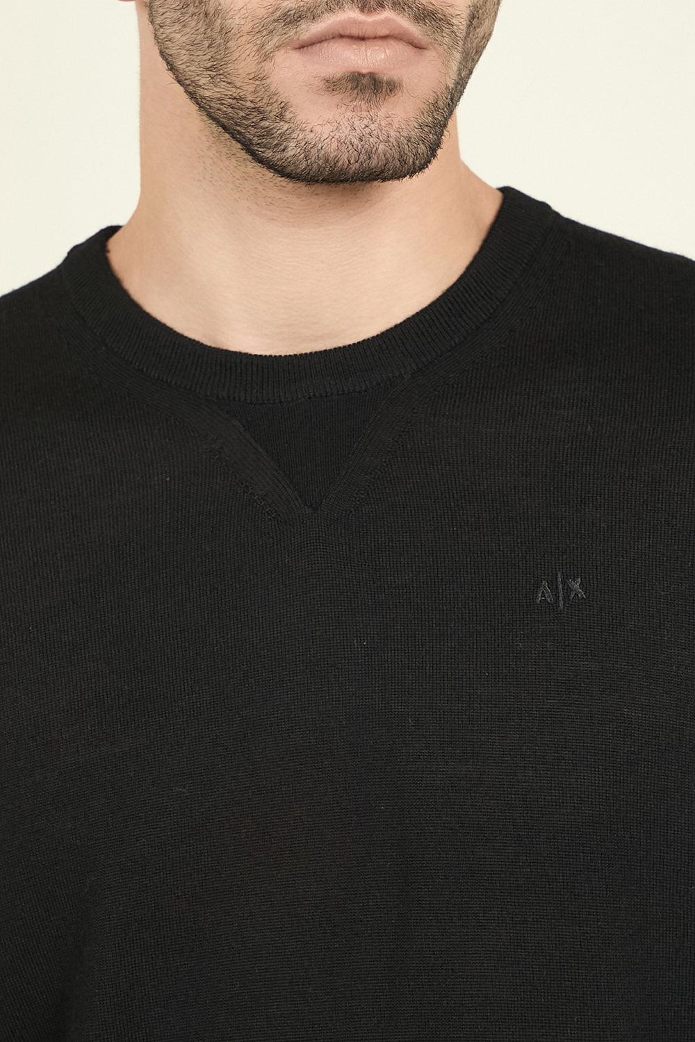 תמונת תקריב דוגמן של סריג צמר ARMANI EXCHANGE