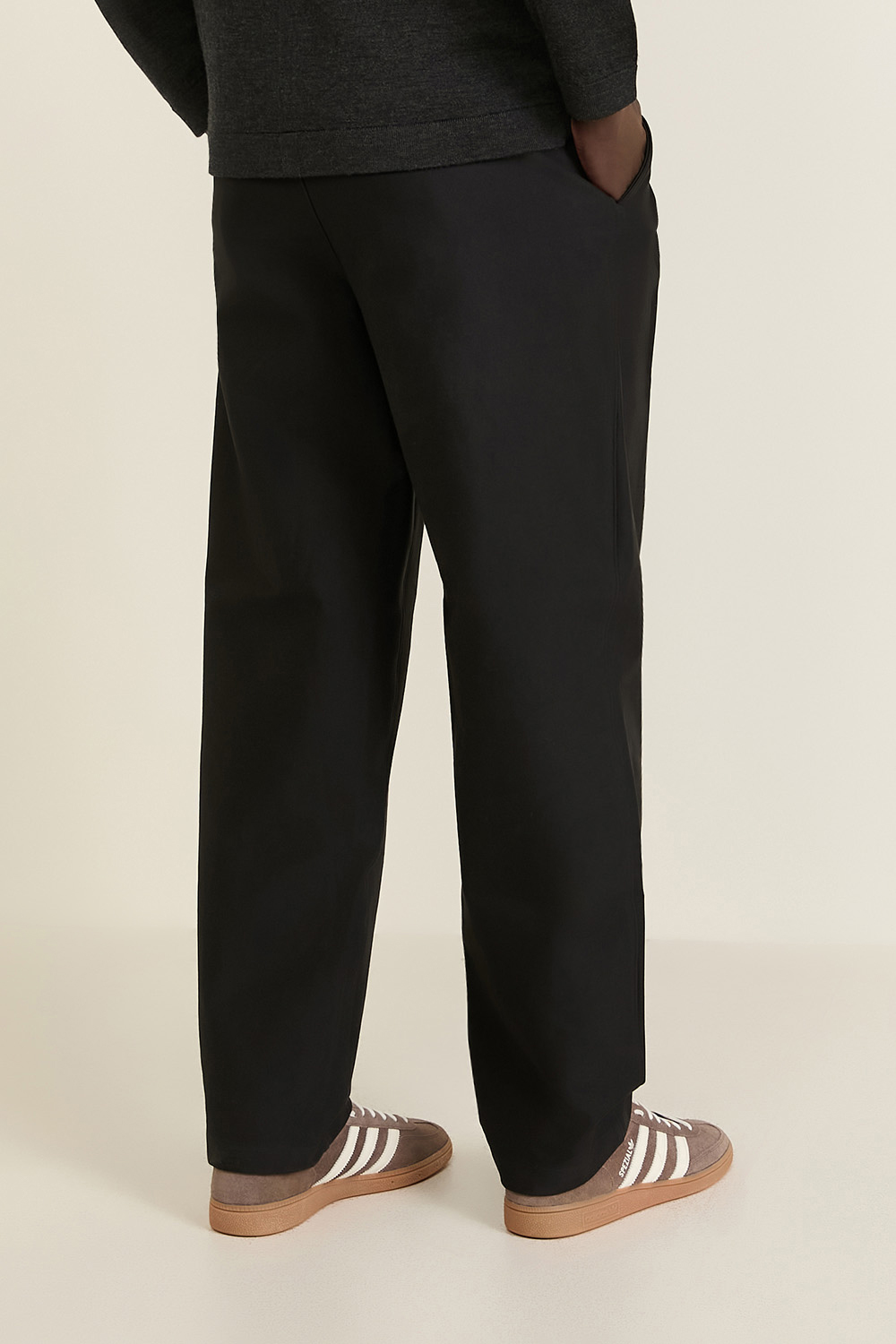 תמונת דוגמן אחורית של Utilitech™ Twill Relaxed Pleated Trouser LULULEMON